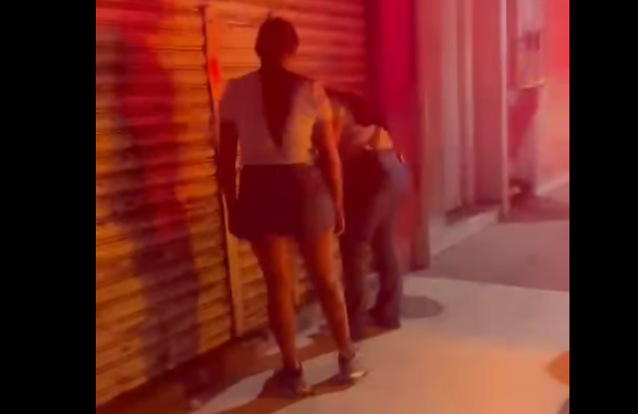 La familia del menor llegó para buscar al niño, quien se encontraba encerrado La familia del menor llegó para buscar al niño, quien se encontraba encerrado