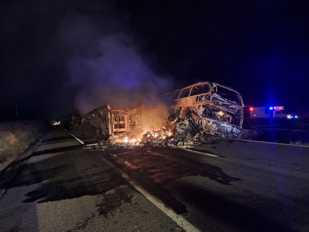 Al menos 19 personas murieron tras choque en la Maxipista Culiacán-Mazatlán