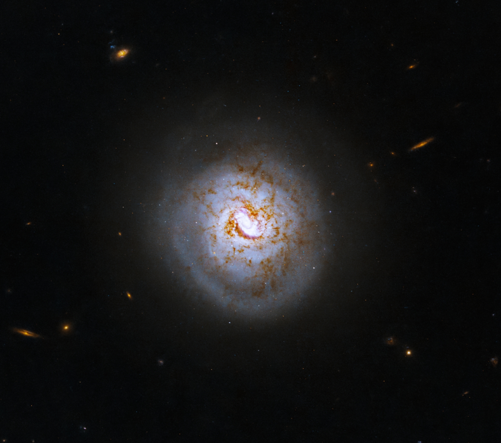 Hubble de la NASA capta galaxia que parece una pelota de beisbol