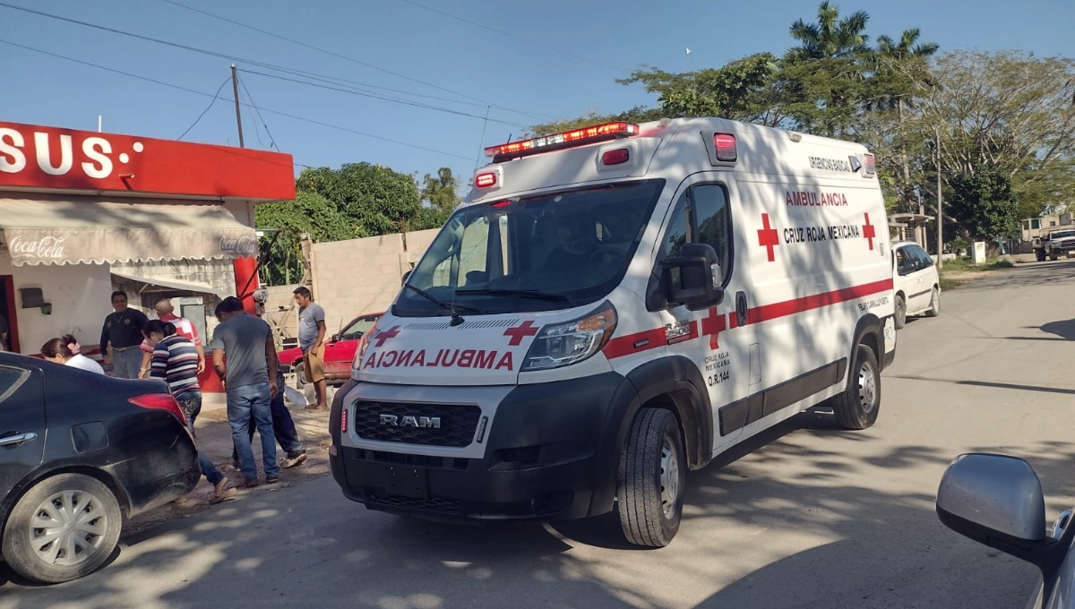 Paramédicos acudieron al lugar para brindarle atención.
Paramédicos acudieron al lugar para brindarle atención.