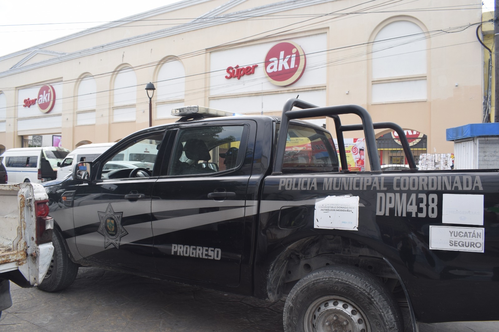 Abuelito y joven causan 'alboroto' en dos supermercados de Progreso por presunto robo