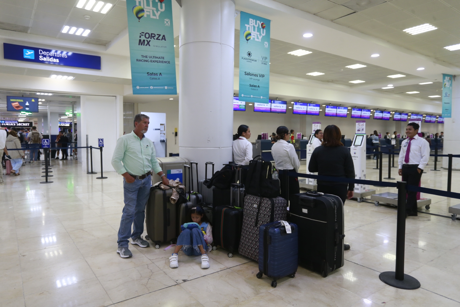 l padre de familia, cansado de esperar la salida de su esposa e hija del hotel en el que se hospedaron, abordó una unidad y ésta arrancó, sin percatarse que ellas se quedaron.