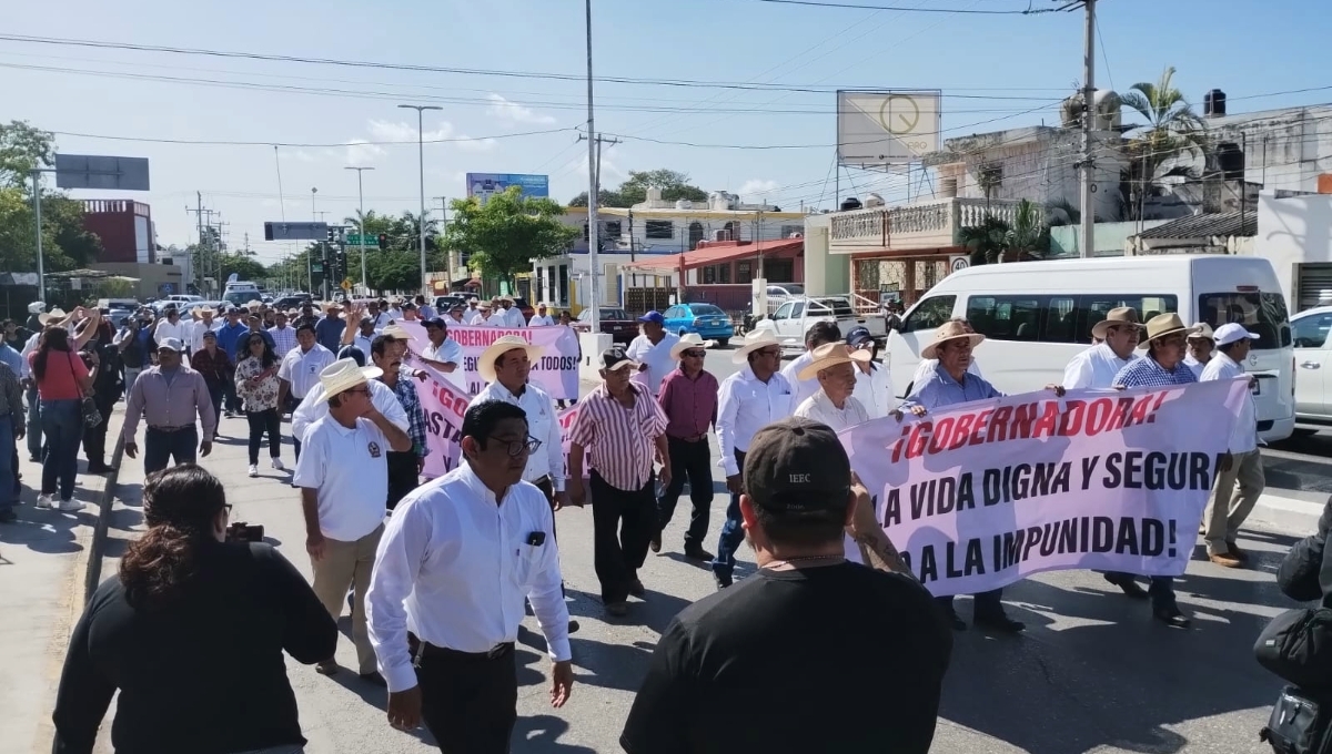 Entre los manifestantes está el exgobernador de Campeche, Salomón Azar García