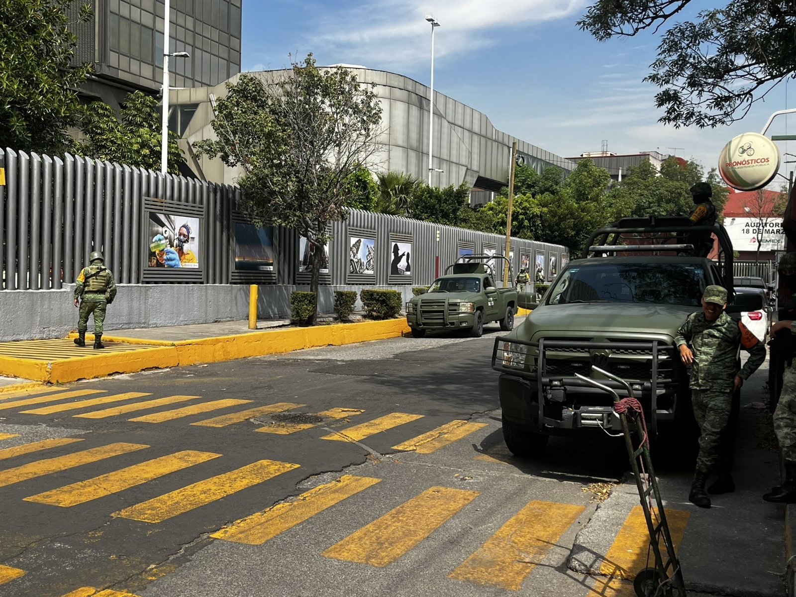 Elementos de la Sedena realizan un operativo en la torre de Pemex en la CDMX