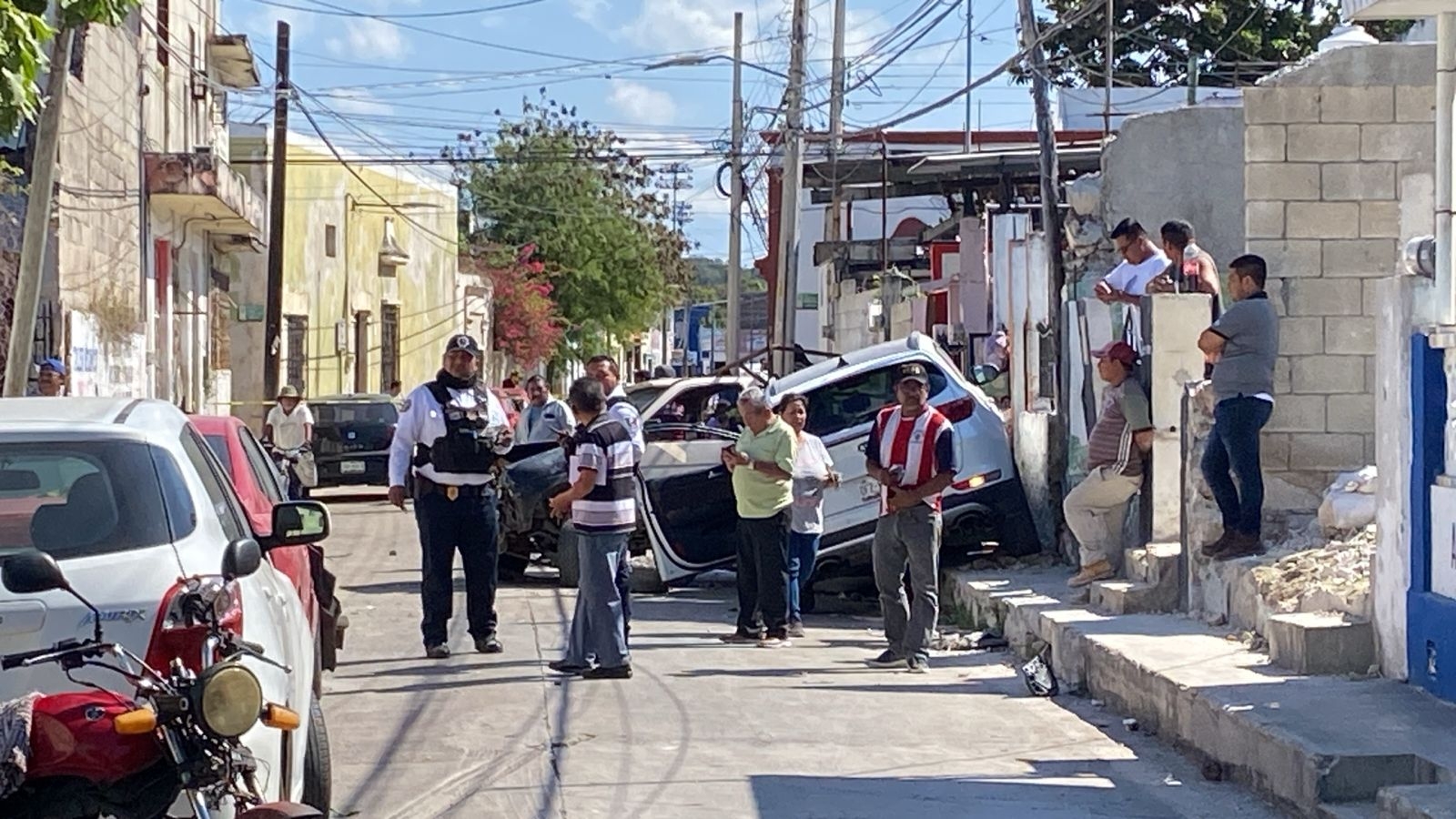 Vecinos al percatarse de la situación retuvieron al conductor