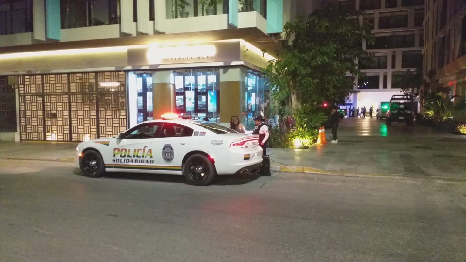 El sujeto al sentir el cuchillo, salió corriendo y bajó al lobby para pedir ayuda El sujeto al sentir el cuchillo, salió corriendo y bajó al lobby para pedir ayuda