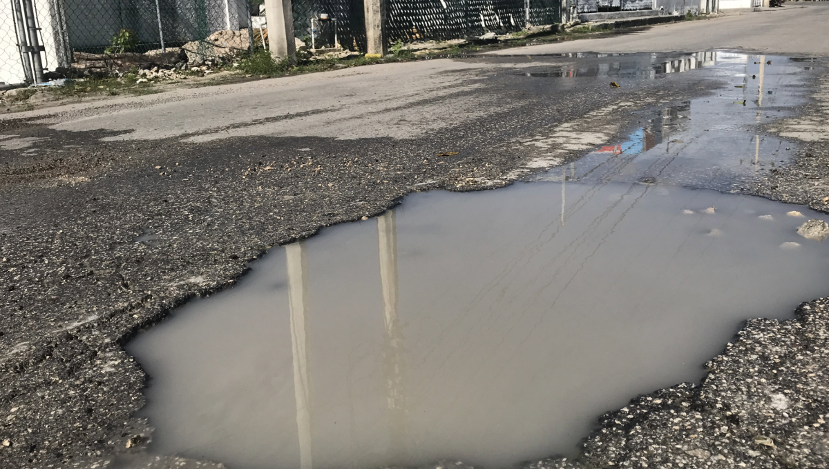 En zonas como la avenida Prolongación Tulum, la Región 94, la Supermanzana 73 y el Mercado 23 pueden observarse tuberías rotas que no son atendidas.