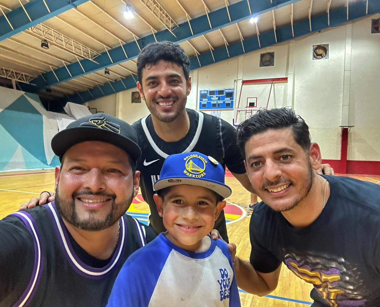 El cancunense tuvo una tarde agradable con su hermano en el renovado gimnasio de usos múltiples Kuchil Baxal.