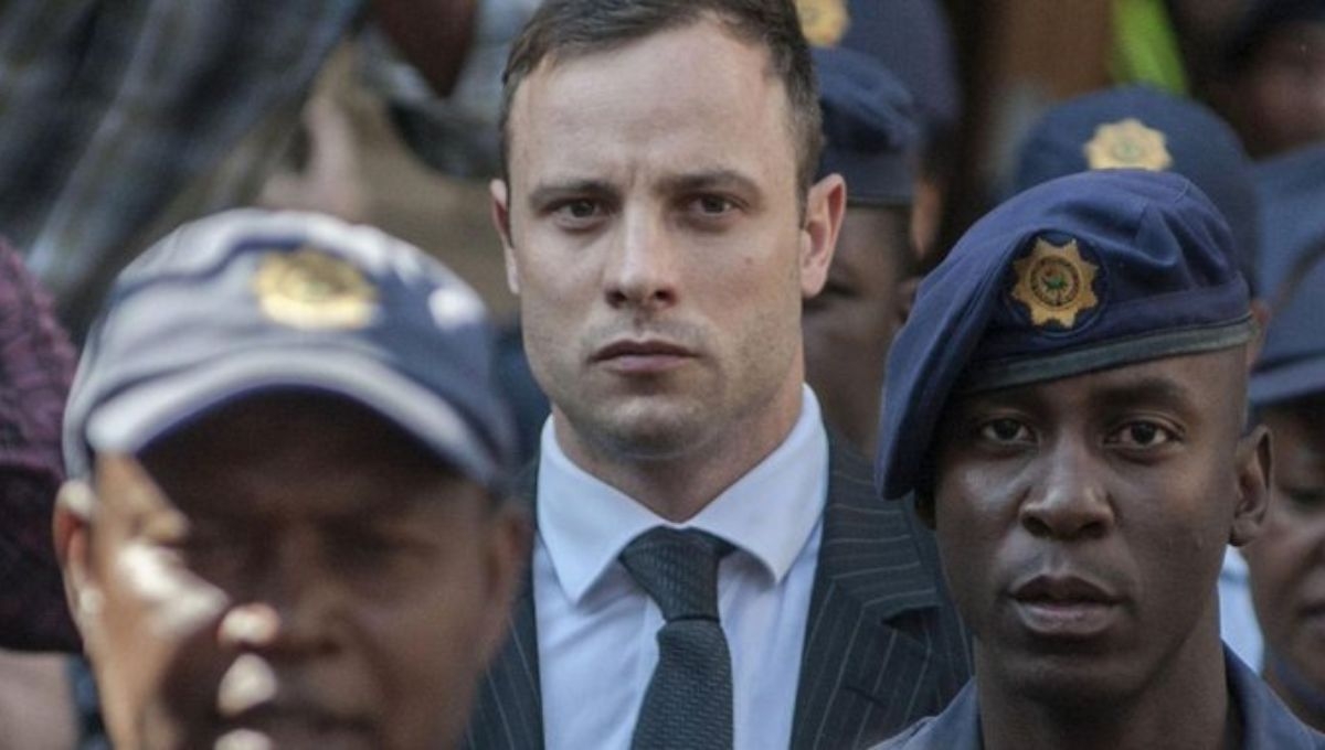 El ex atleta paralímpico Oscar Pistorius abandonó este viernes la cárcel y concluirá su condena en libertad condicional por el asesinato de su novia Reeva Steenkamp, en 2013 El ex atleta paralímpico Oscar Pistorius abandonó este viernes la cárcel y concluirá su condena en libertad condicional por el asesinato de su novia Reeva Steenkamp, en 2013