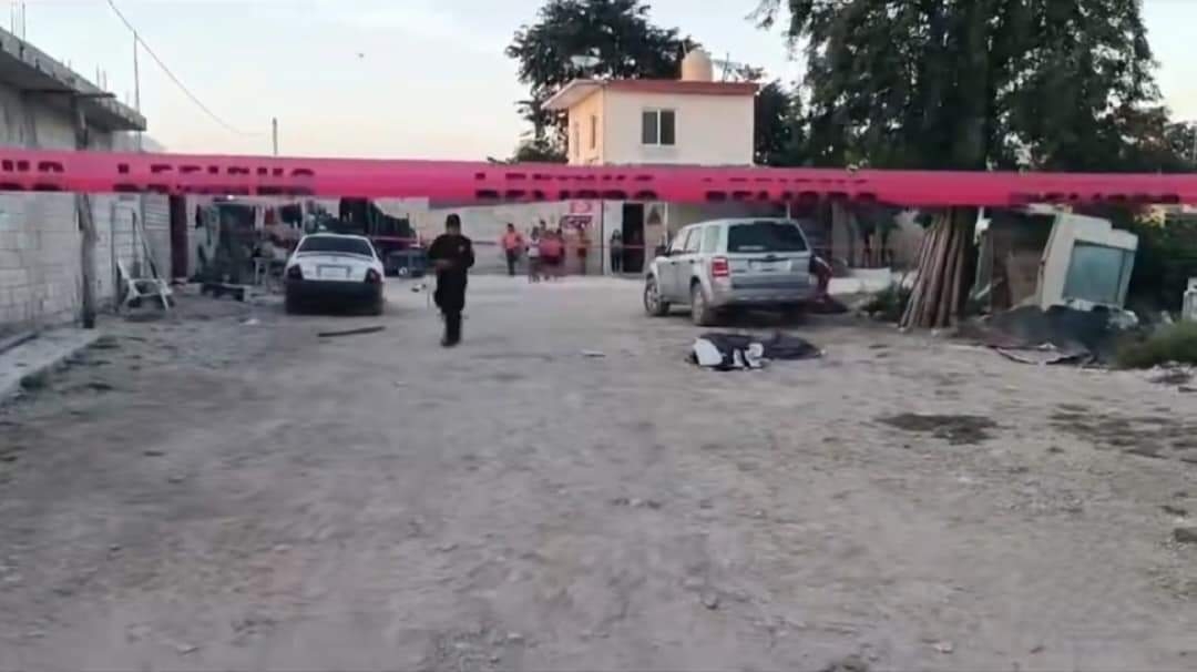 Los vecinos vieron a los presuntos responsables alejarse a bordo de una motocicleta y aunque llamaron una ambulancia, las víctimas murieron al instante Los vecinos vieron a los presuntos responsables alejarse a bordo de una motocicleta y aunque llamaron una ambulancia, las víctimas murieron al instante