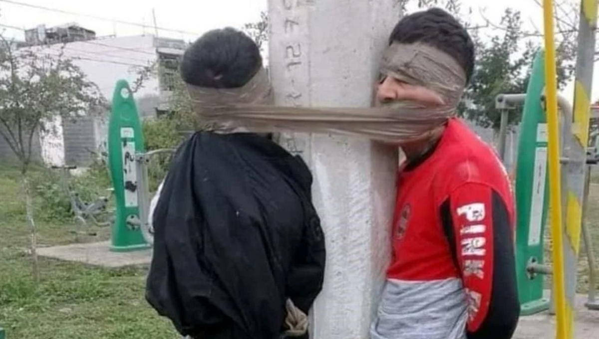 Los hombres fueron amarrados de pies a cabeza a un poste de luz