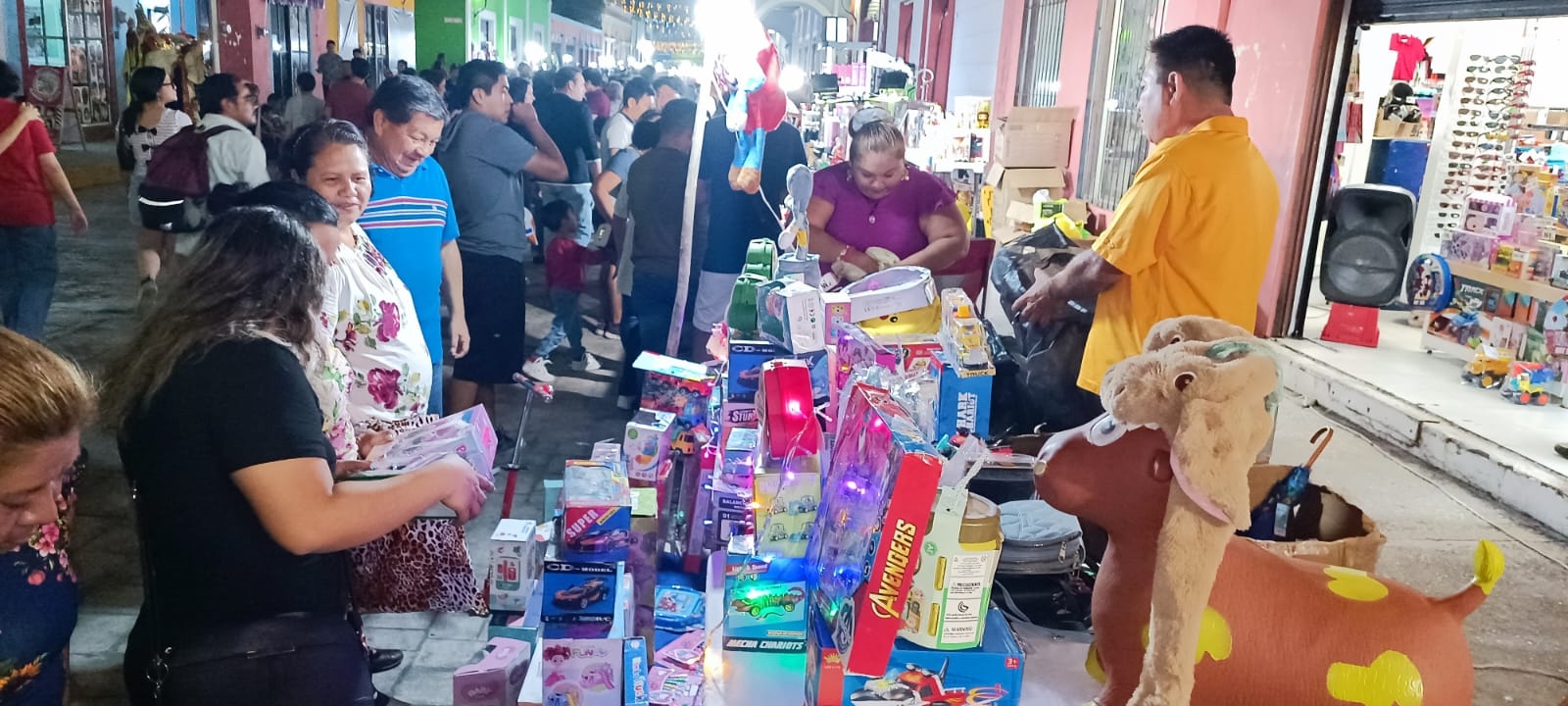 Las calles están llenas de persona que han salido a comprar los juguetes