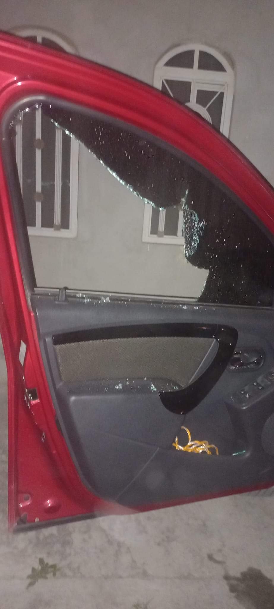 Así fue como quedó la camioneta tras el robo Así fue como quedó la camioneta tras el robo
