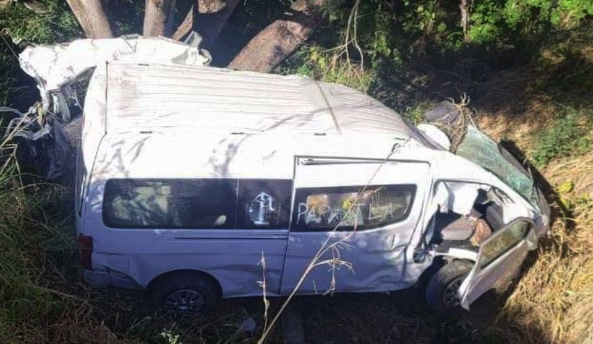 La camioneta quedó fuera de la carretera tras el impacto La camioneta quedó fuera de la carretera tras el impacto