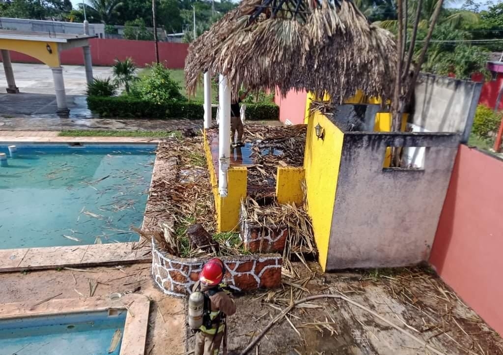 Bomberos sofocan las llamas en la palapa de un balneario de Kantunilkín