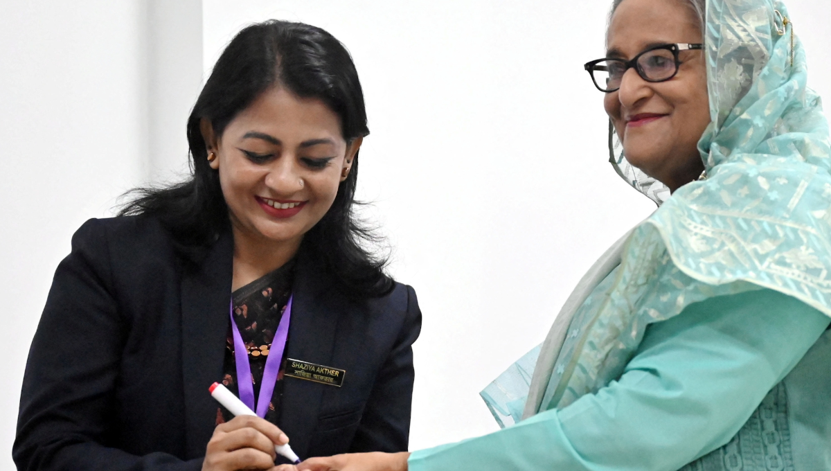 Ha sido dirigente del partido político Liga Awami de Bangladés desde 1981 Ha sido dirigente del partido político Liga Awami de Bangladés desde 1981