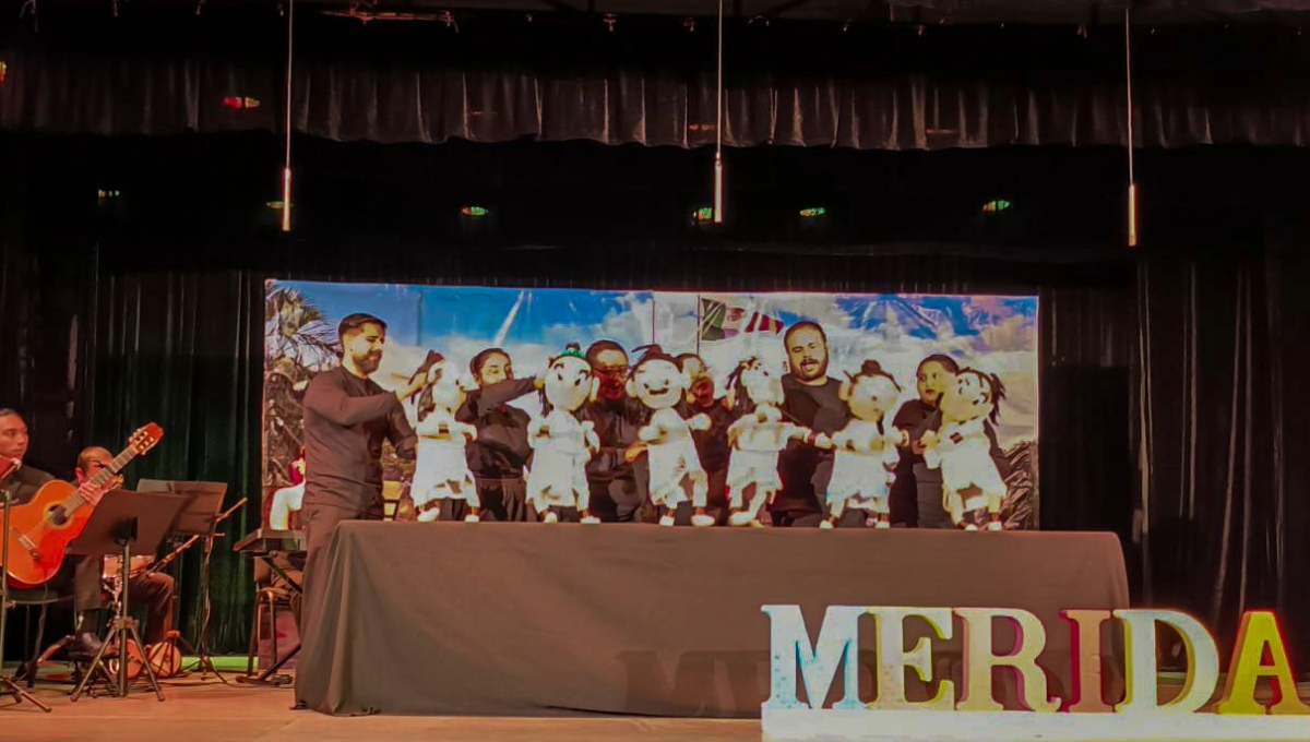 Los tres músicos en escena, ambientaron la presentación, mientras los títeres interpretaban Los tres músicos en escena, ambientaron la presentación, mientras los títeres interpretaban