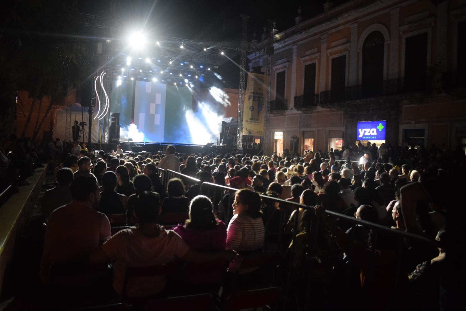 Los meridanos se han dado cita para escuchar a Fey la noche de este domingo