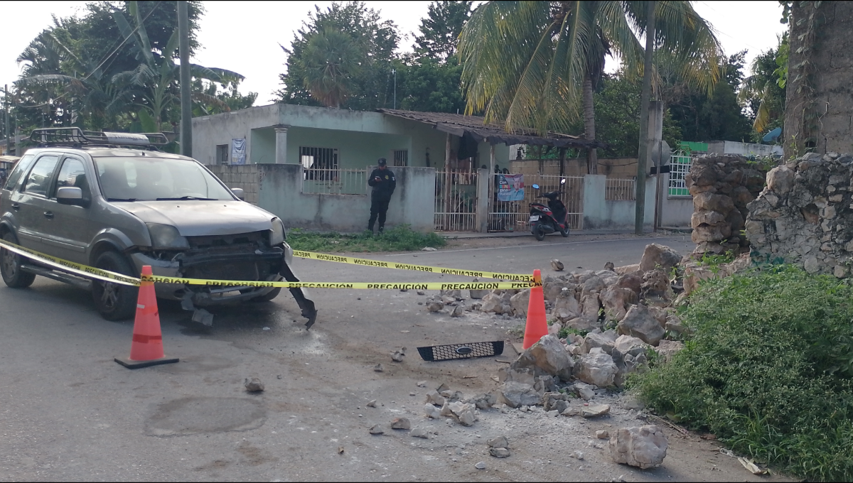 Debido al impacto, el automóvil Mazda se fue directo contra una albarrada de piedras Debido al impacto, el automóvil Mazda se fue directo contra una albarrada de piedras