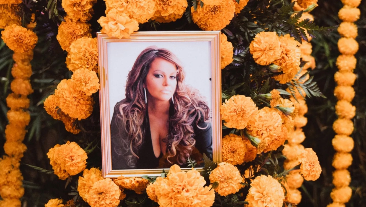 Jenni Rivera murió luego de que el avión en que viajaba colapsó Jenni Rivera murió luego de que el avión en que viajaba colapsó
