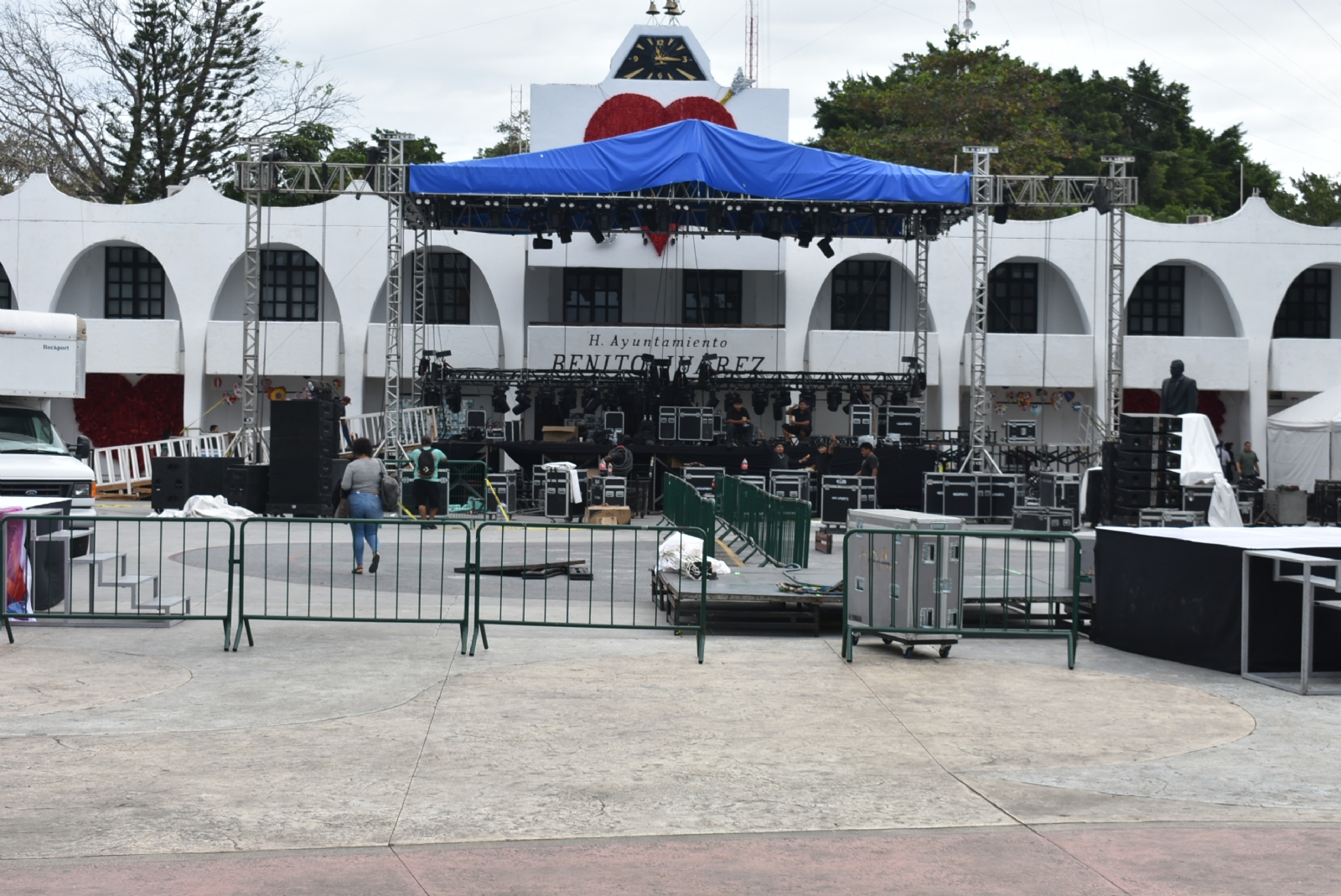 En la Plaza de la Reforma hay cientos de hombres trabajando a fin de dejar todo listo para que se realice la edición del Carnaval 2024.