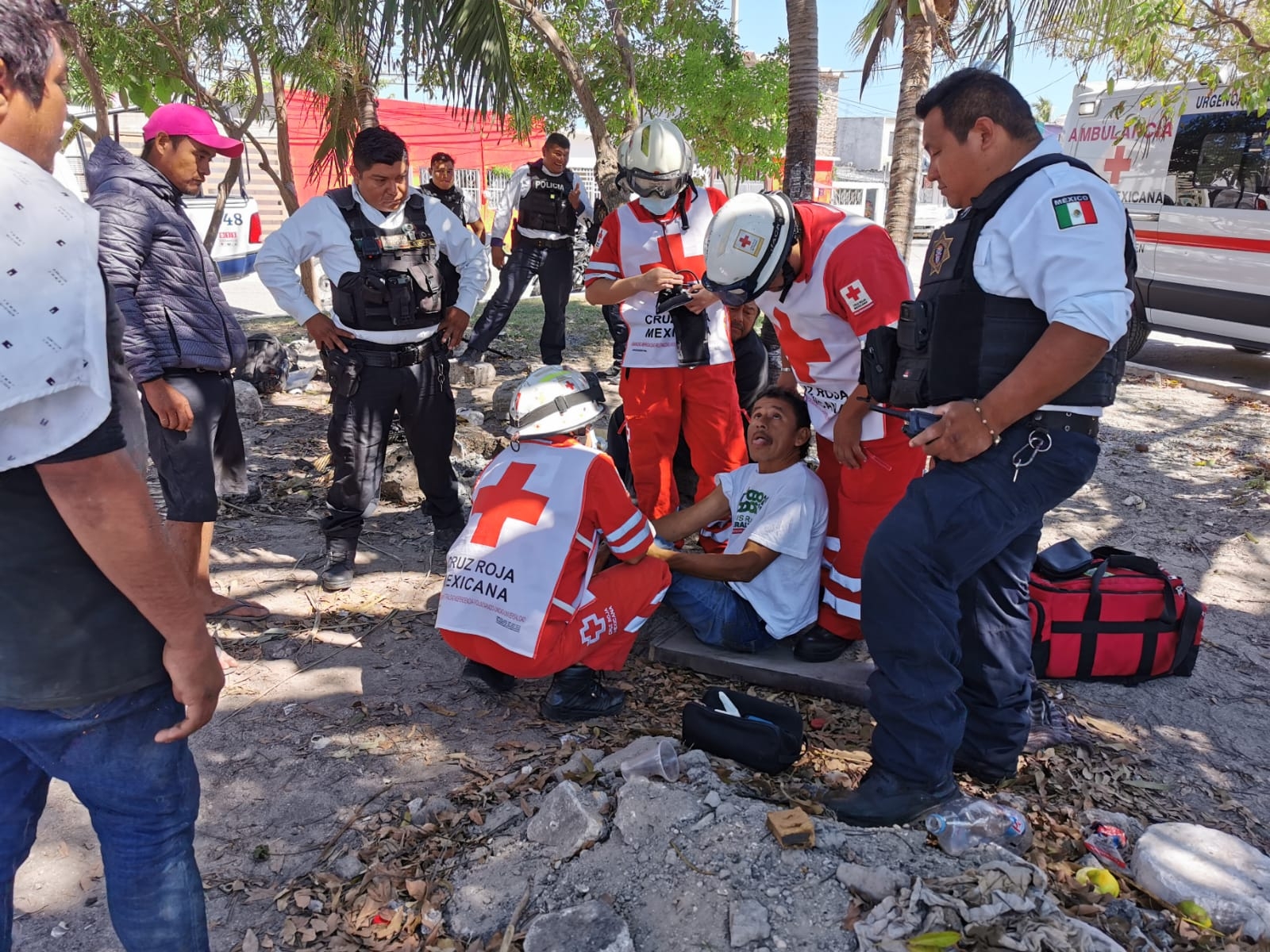 El hombre se encontraba en un parque asando carnes, tuétanos y legumbres El hombre se encontraba en un parque asando carnes, tuétanos y legumbres