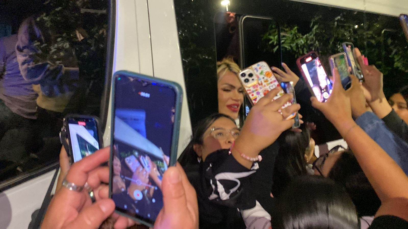El desprecio enardeció a los fans, tanto que obligaron a la “Wenchis” a que se tomara fotos