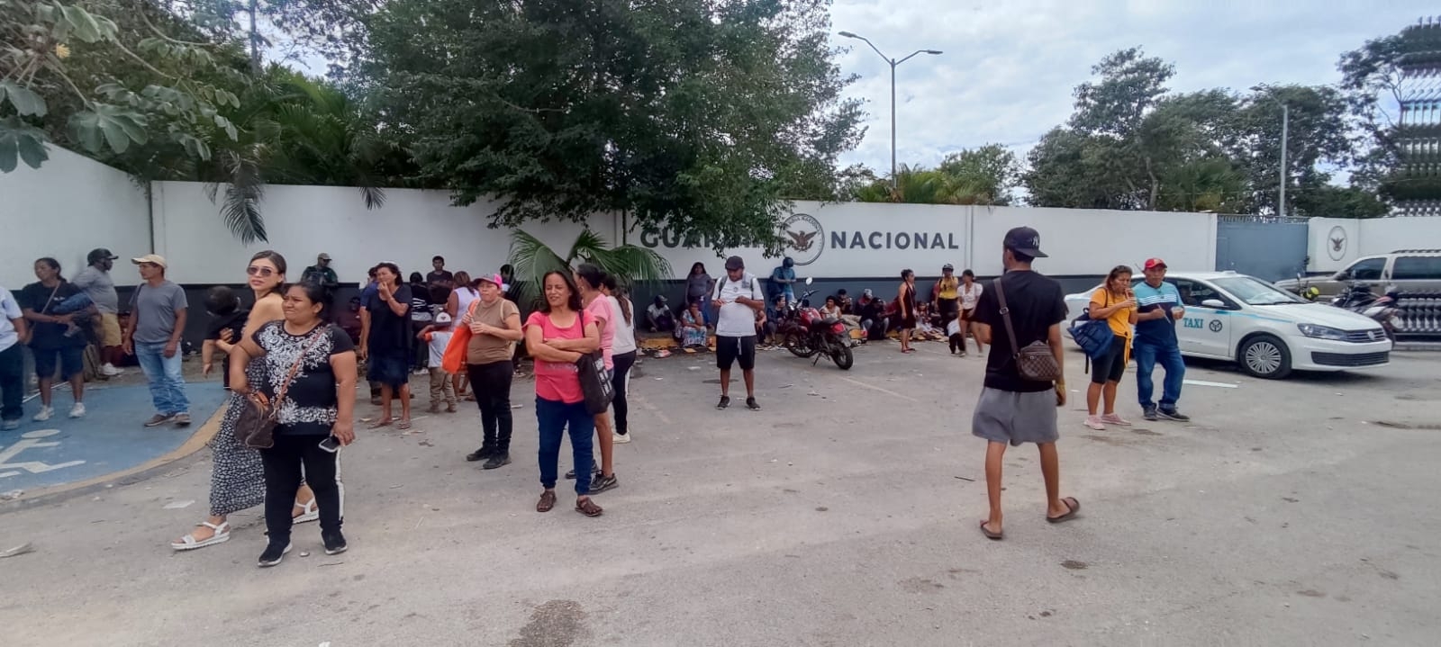 Se manifestaron en la Fiscalía General del Estado (FGE) para confrontar a las autoridades, ya que aseguraron que los policías municipales agredieron a ciudadanos a golpes