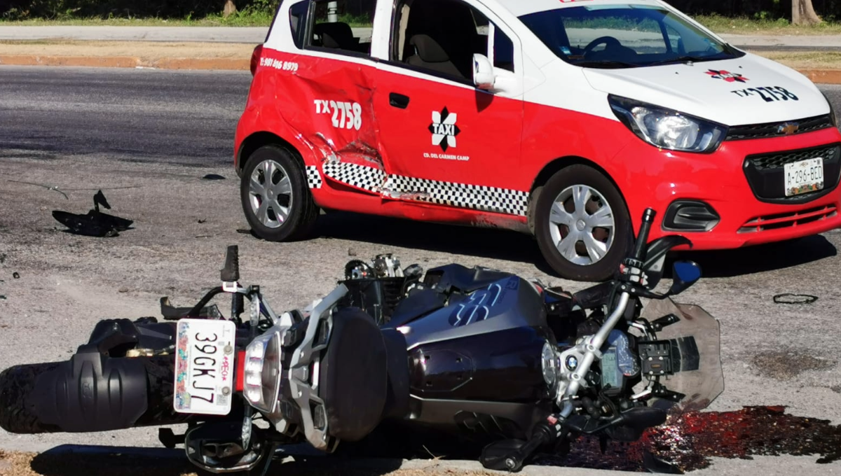El taxi presentó fuertes daños en carrocería, el motociclista fue atendido por personal paramédico de la Cruz Roja Mexicana El taxi presentó fuertes daños en carrocería, el motociclista fue atendido por personal paramédico de la Cruz Roja Mexicana