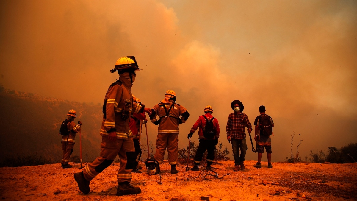 Hombre pierde la vida al saltar de un tercer piso por incendio en Chile Hombre pierde la vida al saltar de un tercer piso por incendio en Chile