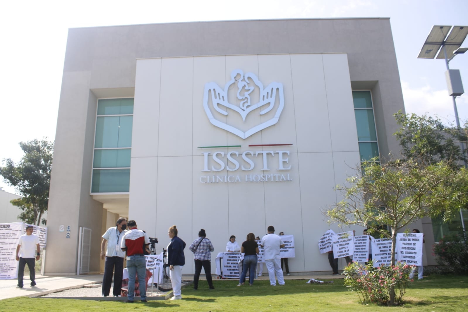 Los trabajadores del ISSSTE en Susulá realizan una protesta afuera de la institución Los trabajadores del ISSSTE en Susulá realizan una protesta afuera de la institución