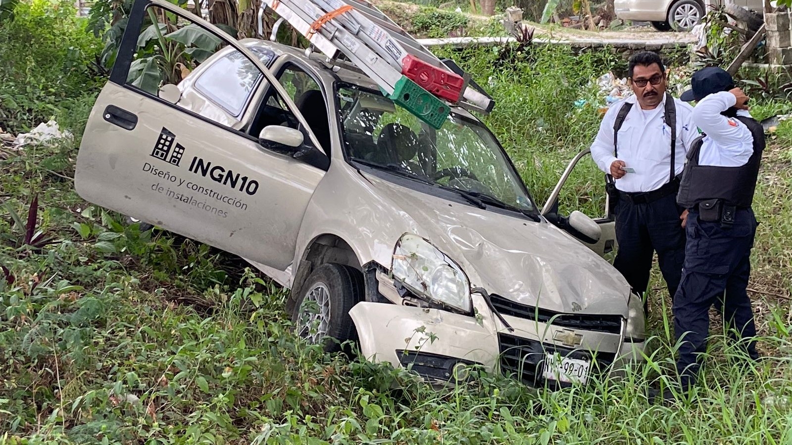 El automovilista prefirió abandonar la cinta asfáltica para no chocar contra un mototaxi