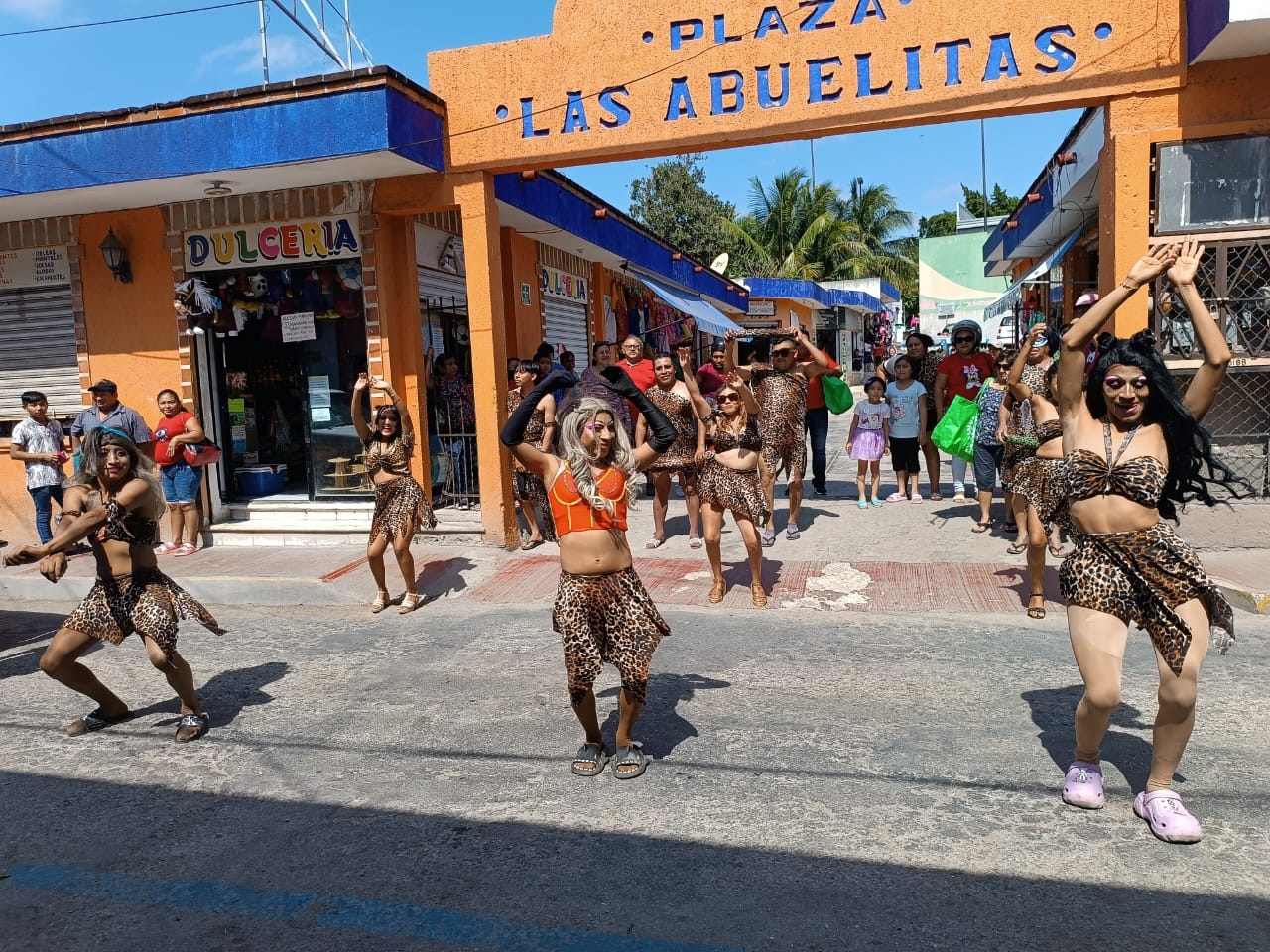La comparsa recibió aplausos y provocó risas entre los presentes