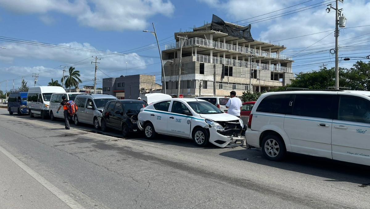 Un Ford negro impactó a una unidad del servicio especial de transporte, desencadenando una colisión múltiple. Un Ford negro impactó a una unidad del servicio especial de transporte, desencadenando una colisión múltiple.