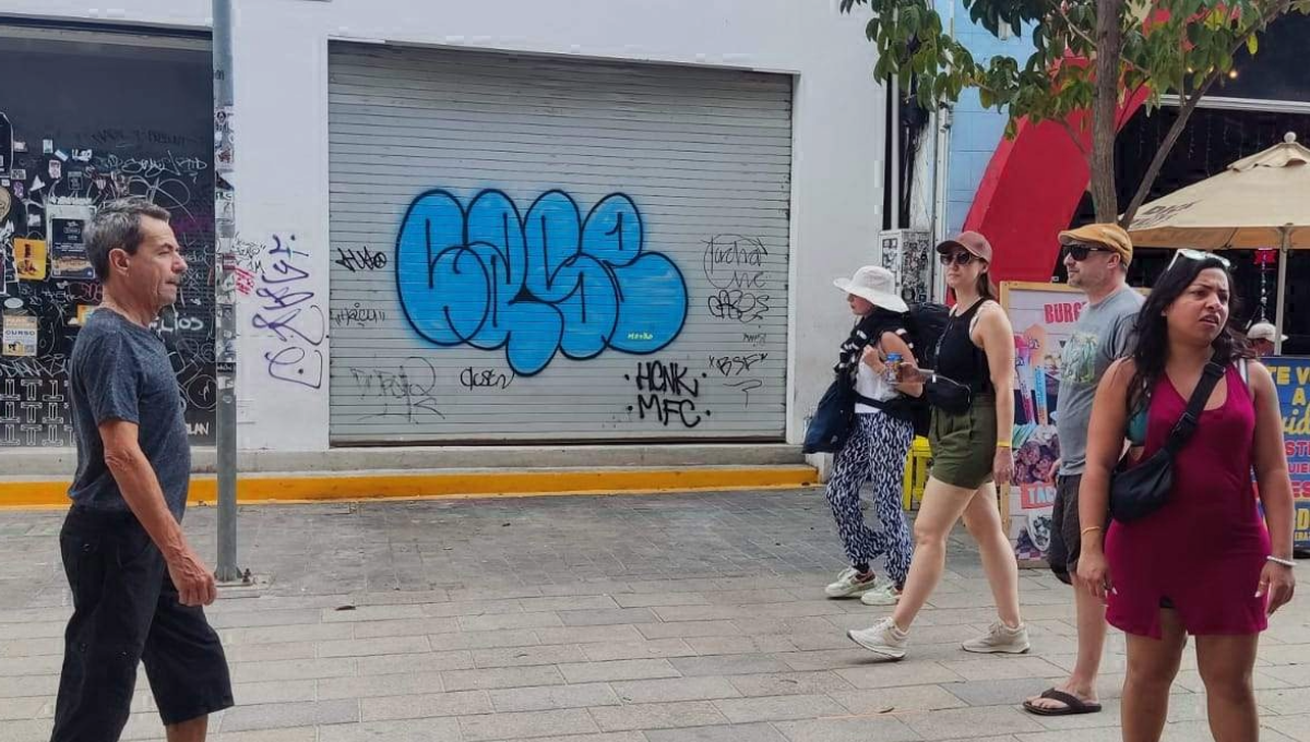 Entre las calles 10 y 8, se puede apreciar el mismo graffiti. Entre las calles 10 y 8, se puede apreciar el mismo graffiti.