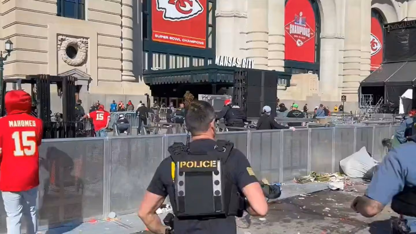 Reportan tiroteo en Estados Unidos al terminar desfile de Los Jefes de Kansas City Reportan tiroteo en Estados Unidos al terminar desfile de Los Jefes de Kansas City