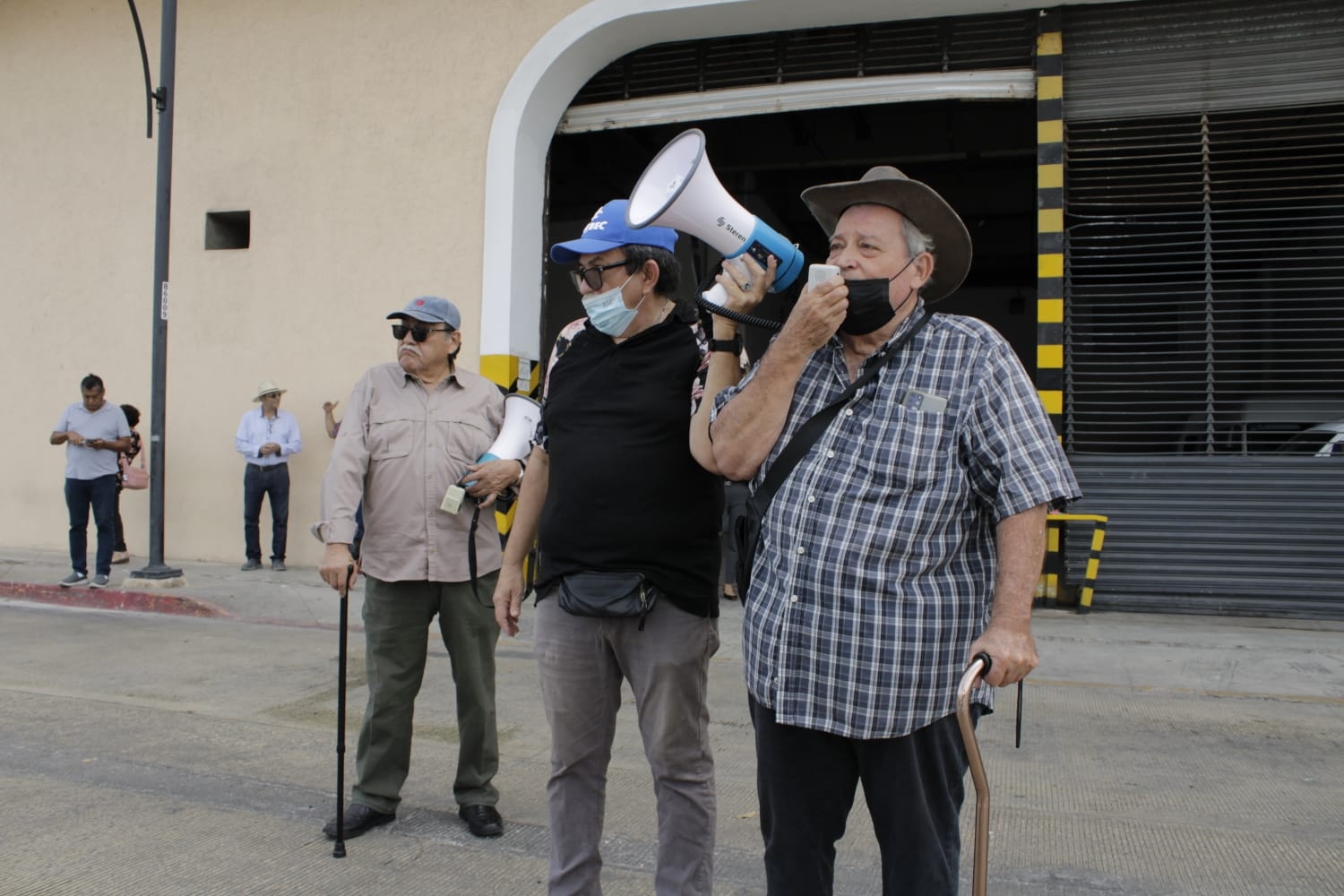 Los jubilados de Pemex cerraron la calle 60 en Mérida