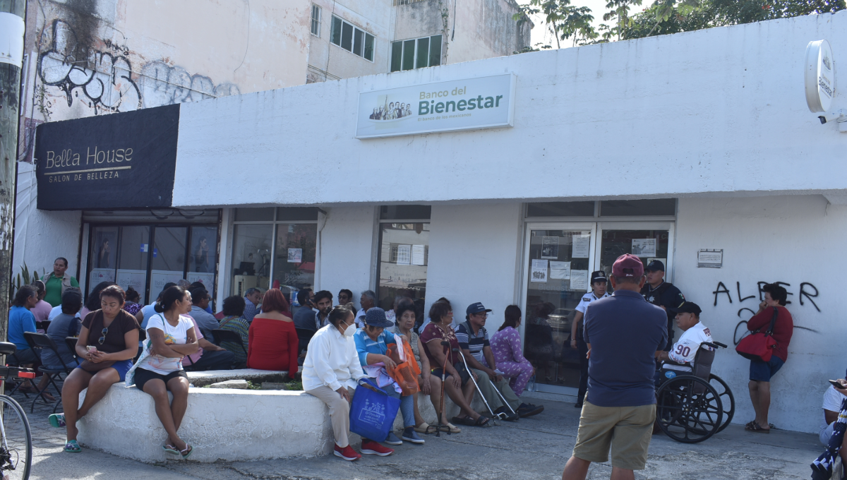 Varios adultos mayores llegan en sillas de ruedas, teniendo que soportar las inclemencias.