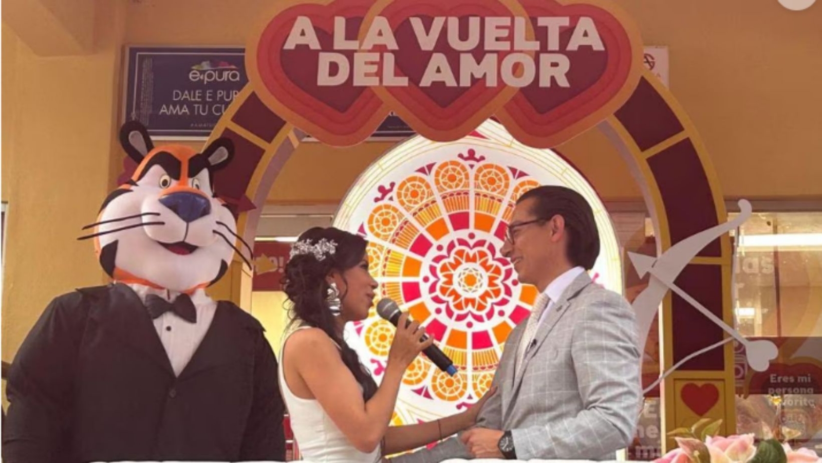 Pareja de novios se casa en el Oxxo más bonito del mundo