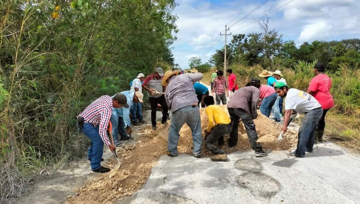 Es la segunda vez que pobladores bachean esta carretera estatal que comprende más de 50 kilómetros