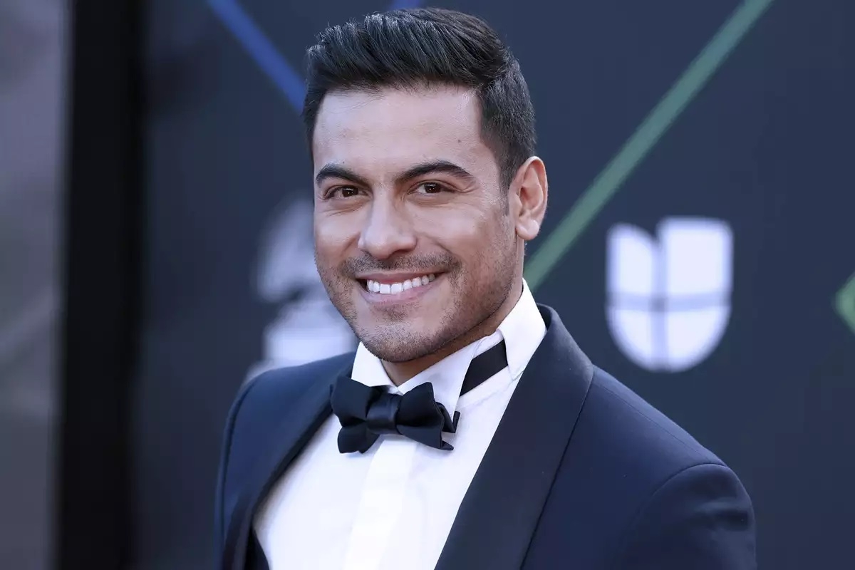 Carolos Rivera conmueve a internautas al cantarle a la madre fallecida de una de sus fans