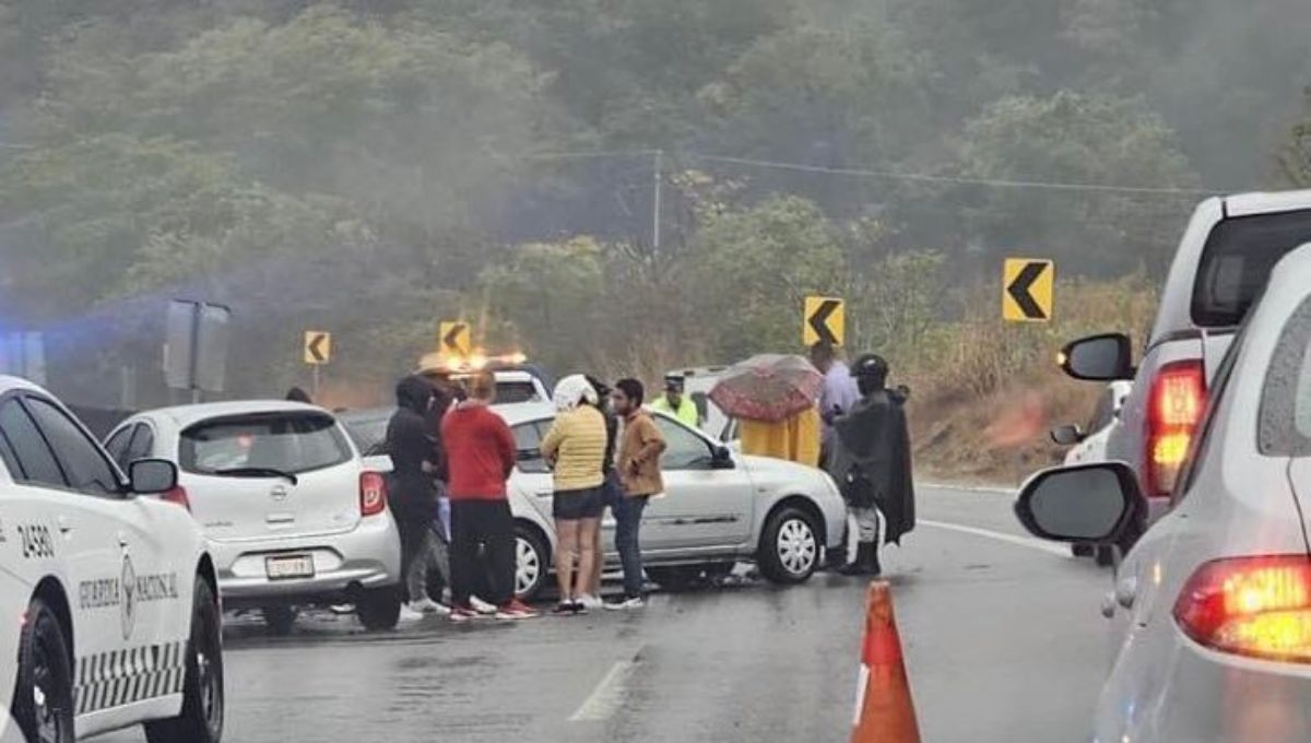 La mañana de este sábado se registró una carambola que involucró al menos a nueve vehículos en la Autopista del Sol, con dirección a Acapulco La mañana de este sábado se registró una carambola que involucró al menos a nueve vehículos en la Autopista del Sol, con dirección a Acapulco
