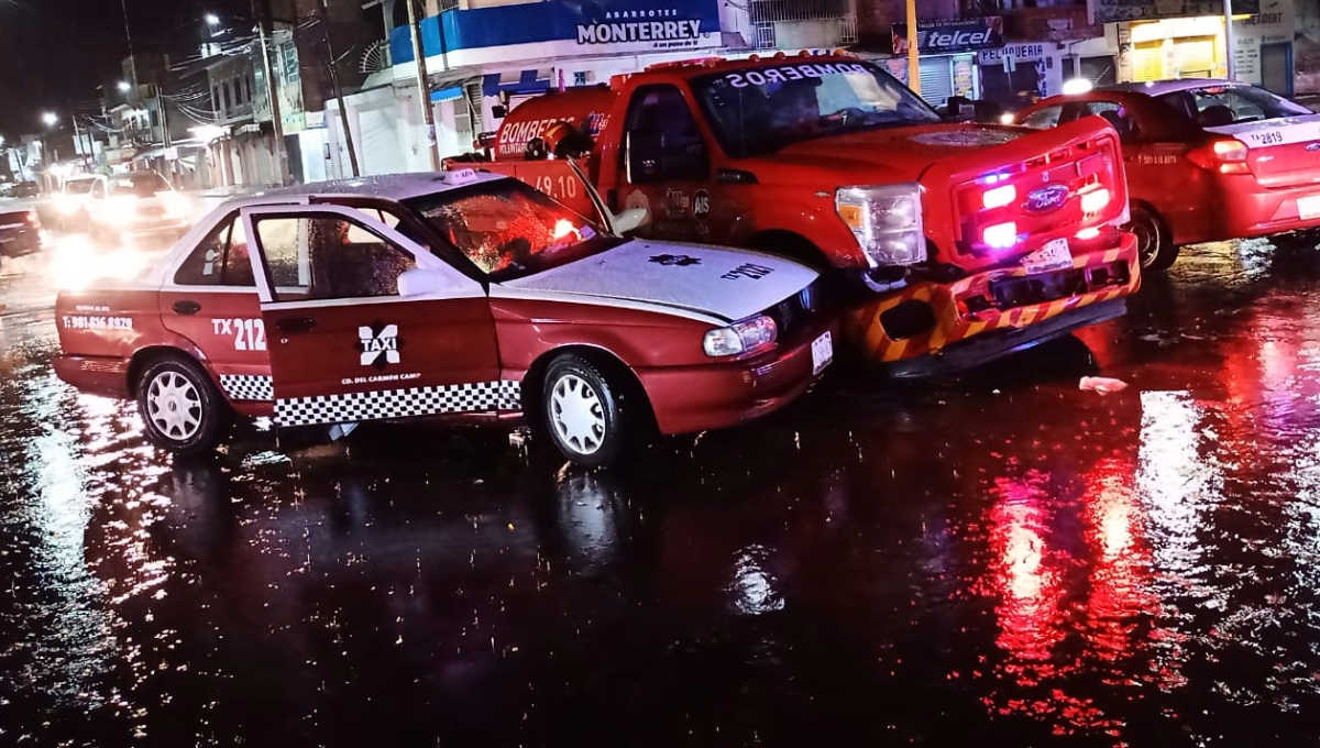 El conductor de la unidad de bomberos aseguró que no le dieron paso, a pesar de tener prendida la torreta; iban a pagar un incendio durante la noche lluviosa