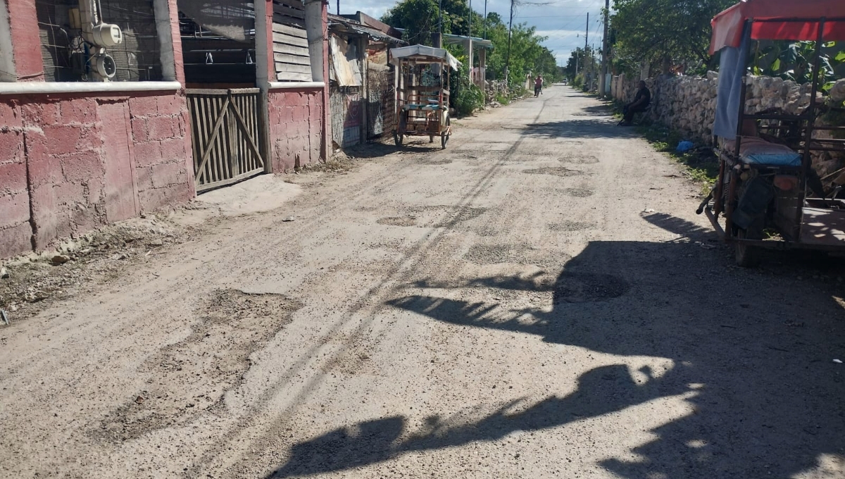 Las calles de la colonia están llenas de baches y carece de aceras dignas