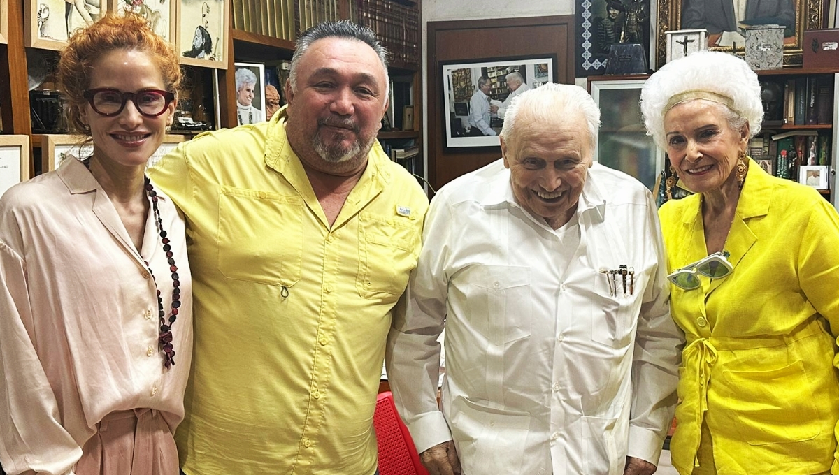 Ismael Moguel Canto compartió sus ideas con el Director Fundador de esta casa editorial, Don Mario Renato Menéndez Rodríguez, su distinguida esposa Doña Alicia Figueroa González, y la Directora Alicia Menéndez Figueroa Ismael Moguel Canto compartió sus ideas con el Director Fundador de esta casa editorial, Don Mario Renato Menéndez Rodríguez, su distinguida esposa Doña Alicia Figueroa González, y la Directora Alicia Menéndez Figueroa