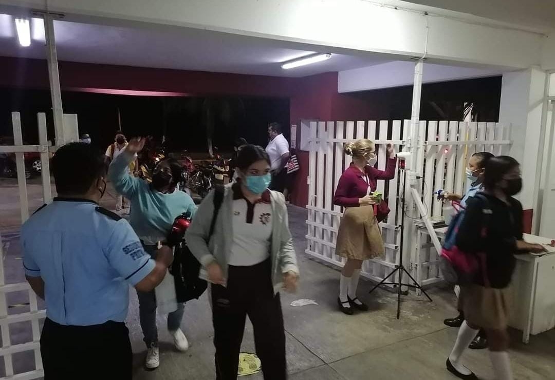 Se busca salvaguardar la salud de la comunidad estudiantil, mitigando los riesgos de contagio, tanto de COVID-19 como de influenza, señalaron las autoridades educativas.