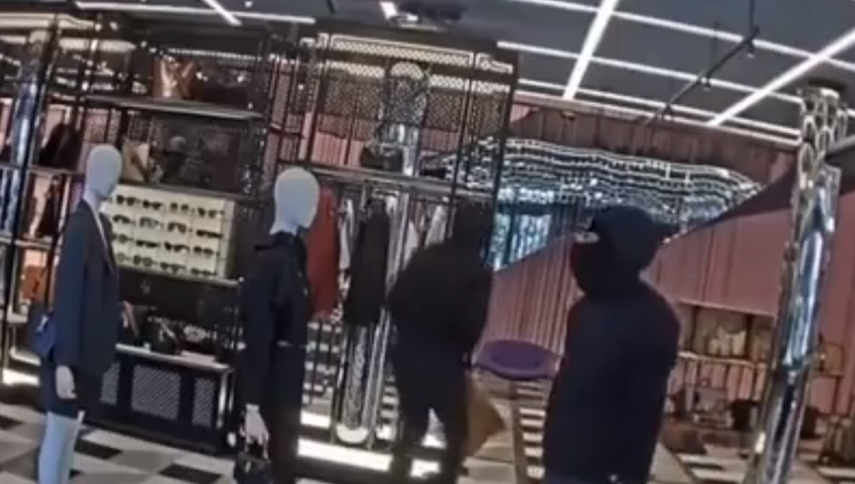 Al salir de la tienda subieron a un vehículo de color negro y huyeron del lugar de los hechos