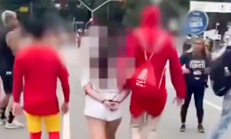 En una táctica inusual pero efectiva, un grupo de agentes de la policía civil de São Paulo vestidos como el ícono mexicano El Chapulín Colorado . En una táctica inusual pero efectiva, un grupo de agentes de la policía civil de São Paulo vestidos como el ícono mexicano El Chapulín Colorado .