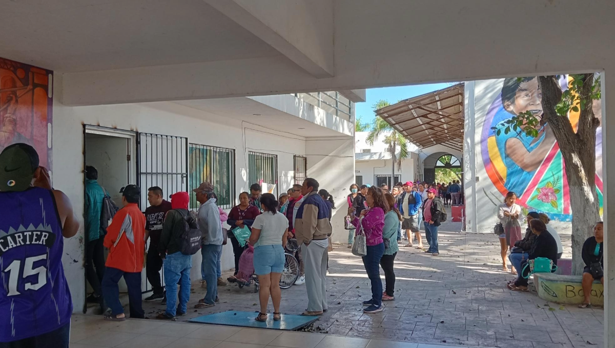Los trabajadores del INE amablemente explicaron que su presencia en la comunidad es solamente para la entrega de micas Los trabajadores del INE amablemente explicaron que su presencia en la comunidad es solamente para la entrega de micas