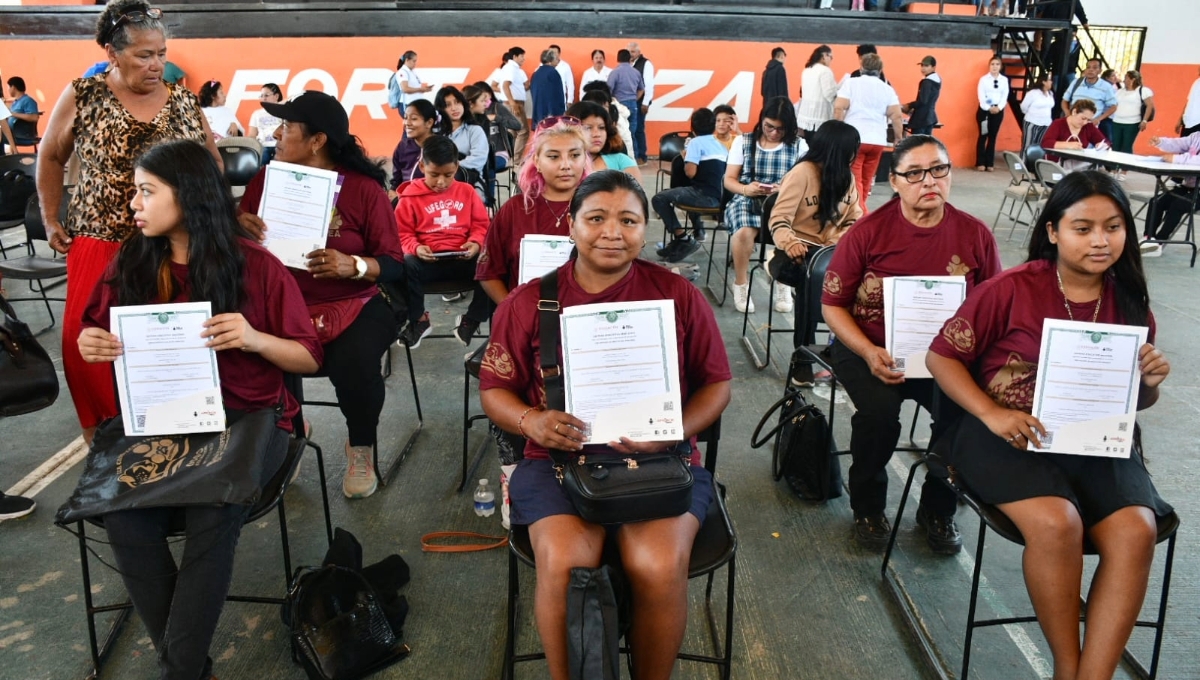 Autoridades hicieron entrega de certificados de primaria y secundaria Autoridades hicieron entrega de certificados de primaria y secundaria
